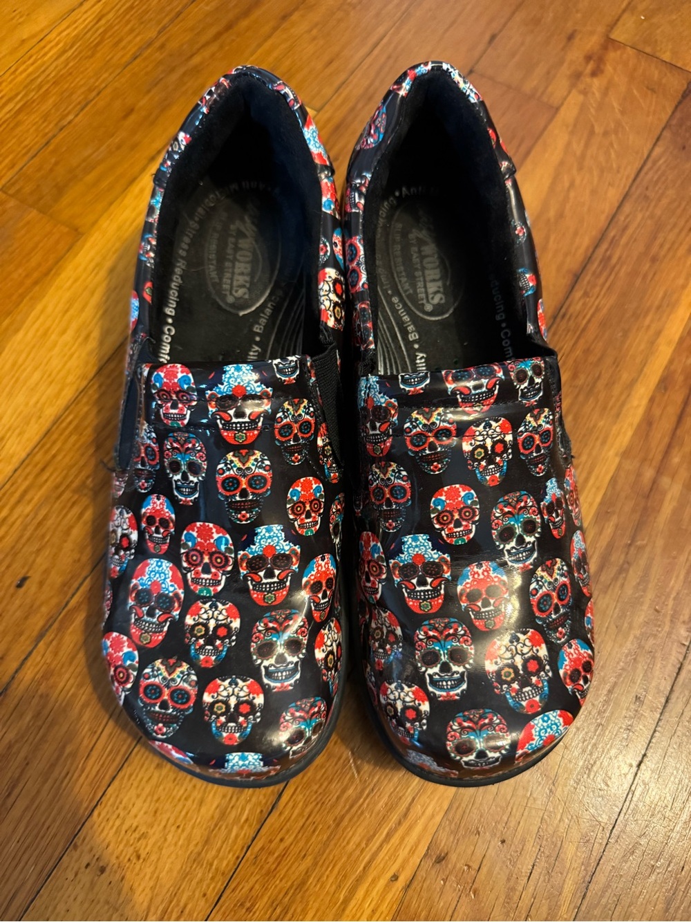 Women's Sugar Skull Print Slip-On Clogs - Black & Red
